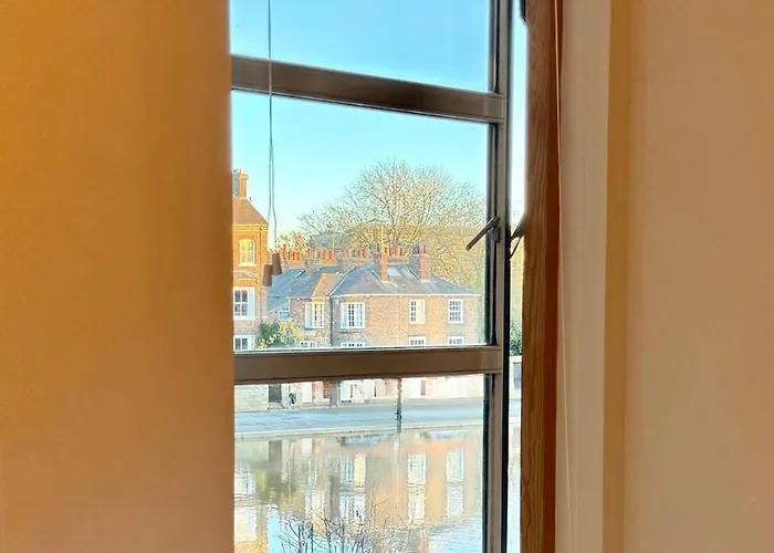 Riverside City-centre With Parking アパート