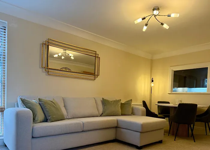 Riverside City-centre With Parking アパート